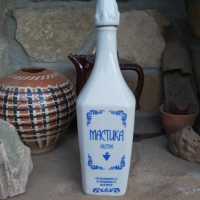 Стара порцеланова бутилка Мастика от соца., снимка 1 - Антикварни и старинни предмети - 36221375