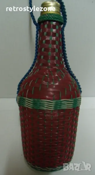 № 7740 стара стъклена бутилка с оплетка  - оплетка синтетика   - вместимост 0,5 л  - соц.период, снимка 1