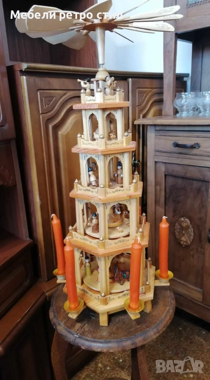 Красива многоетажна коледна пирамида от естествено дърво. Изработена с фини дърворезби и фигурки., снимка 1