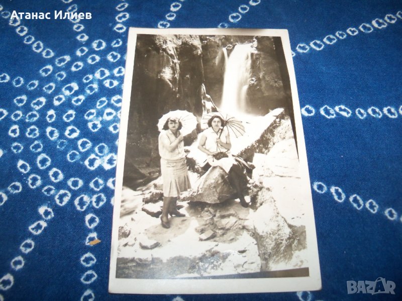 Стара картичка-снимка жени с чадъри, снимка 1