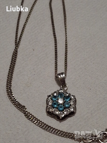 красиво колие с камъни и синджир