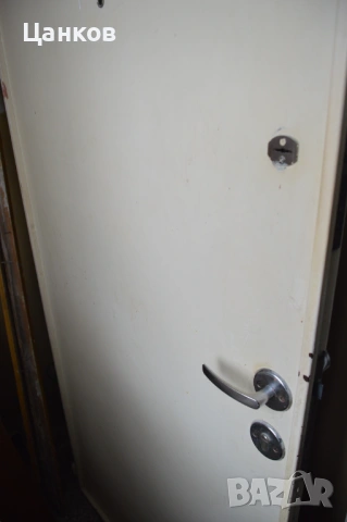 Метална врата