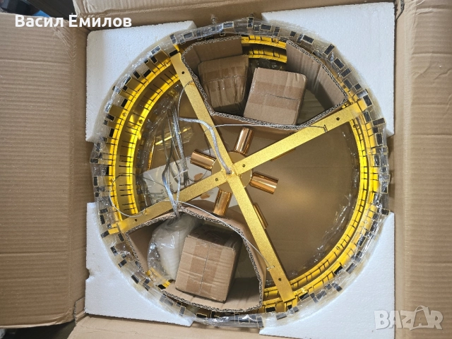 Златист полилеи с висящи кристали, снимка 6 - Лампи за таван - 51943674