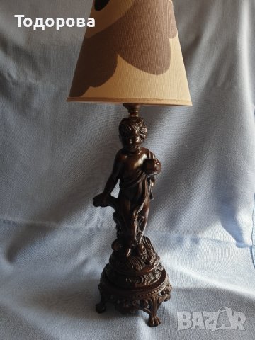 Стара настолна лампа от тежка ,метална пластика