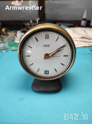 Немски Механичен Часовник Будилник Ritz с Дата, снимка 1 - Антикварни и старинни предмети - 36218974