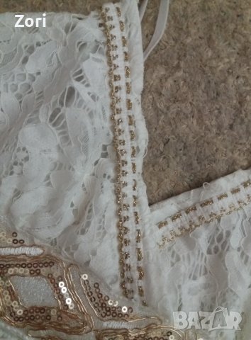 УНИКАЛНО КРАСИВА бяла дантелена рокля със златисти пайети , снимка 2 - Рокли - 41891233