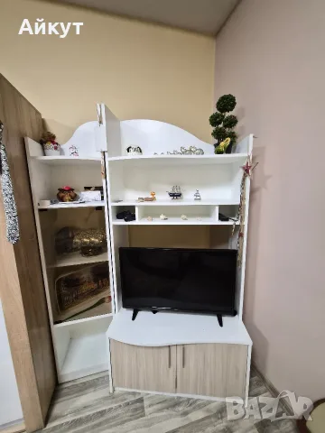 Продавам бяла ТВ / TV секция в цвят бяло с дъб сонома