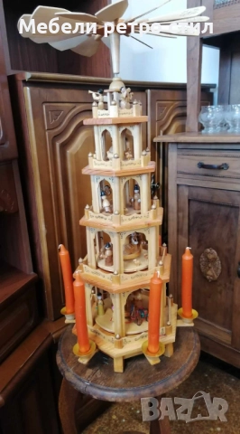 Красива многоетажна коледна пирамида от естествено дърво. Изработена с фини дърворезби и фигурки.