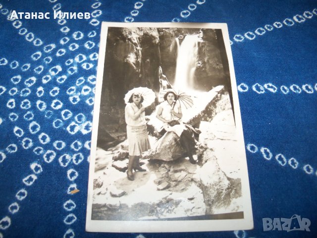 Стара картичка-снимка жени с чадъри