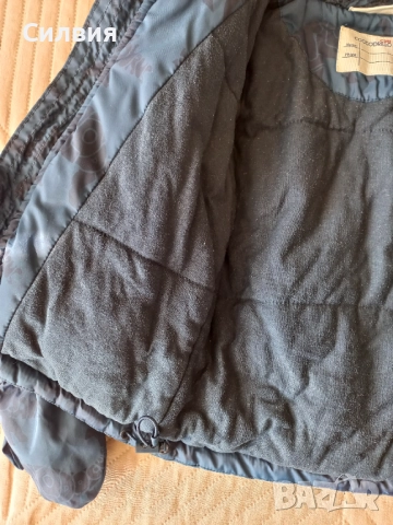 Детско зимно яке за момче Coccodrillo, размер 80, с качулка и ръкавици, в тъмно синьо. Много запазен, снимка 2 - Бебешки якета и елеци - 51537179