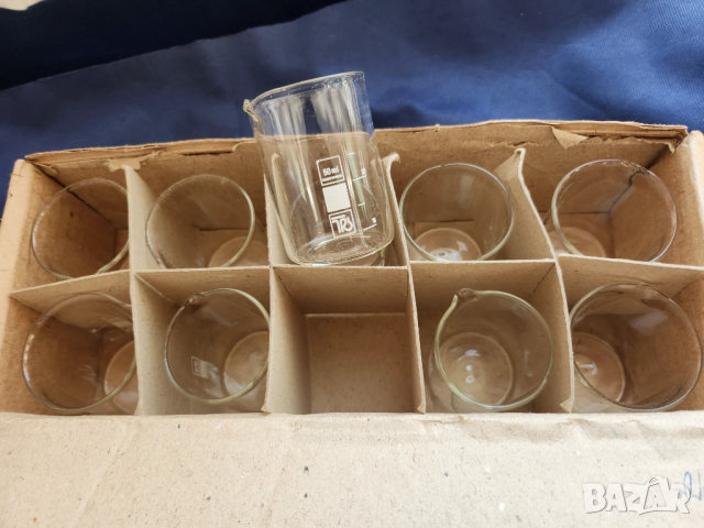 чаши, мензури, колби - лабораторно термоустойчиво стъкло, ГДР и Чехия, също 50 порцеланови лаб.чашки, снимка 8 - Лаборатория - 52947284