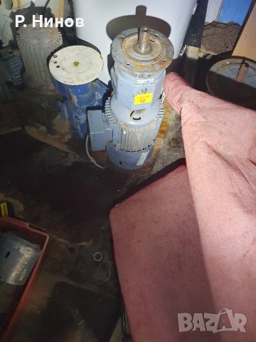 мотор редуктор прав на фланец със спирачка 2.2 кW 45 rpm, снимка 3 - Електродвигатели - 41470553