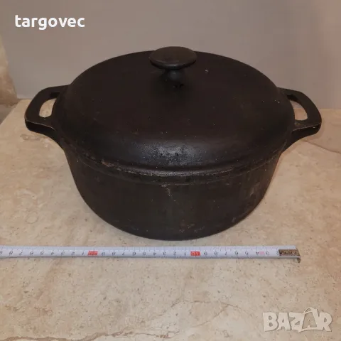 голяма масивна чугунена тенджера