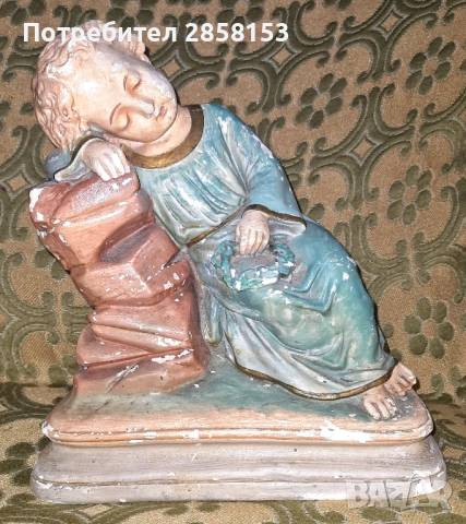 Стара гипсова фигура на малкия Исус който си почива 