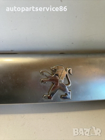 Хромирана декоративна лайсна за заден панел за Peugeot 4007 2.2 HDI (2009) 5817A064, снимка 2 - Части - 53679004