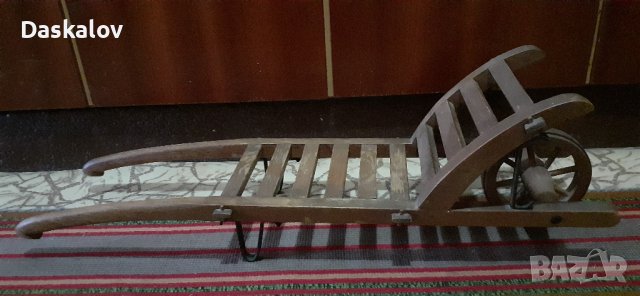 Продавам декоративна дървена поставка за саксия