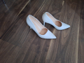 Бели обувки на ток, снимка 1 - Дамски обувки на ток - 44620933