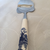 Нож / слайсер/ шпатула за сирене с керамична дръжка Elesva Delft blue, неръждаема стомана, нов, снимка 7 - Прибори за хранене, готвене и сервиране - 36166690