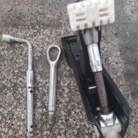 Крик,кука и ключ за гуми мерцедес- бенц, снимка 4 - Аксесоари и консумативи - 40706804