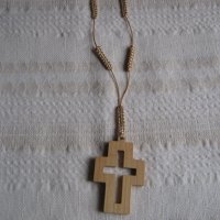 Дървен кръст прорязан с плетена верижка., снимка 2 - Колиета, медальони, синджири - 41143605
