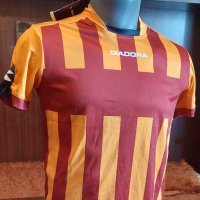 Продавам оригинална тениска на Diadora на Galatasaray 
Размер:142 см, снимка 1 - Спортни дрехи, екипи - 44448183