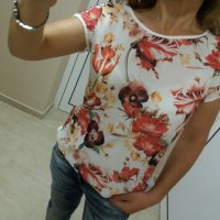 Бяла блуза на червени цветя, снимка 4 - Тениски - 41057506