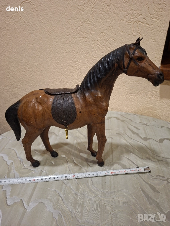 Статуетка на кон  с естествена конска кожа, снимка 1