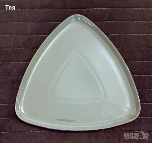 Триъгълно порцеланово плато на СИП, снимка 1