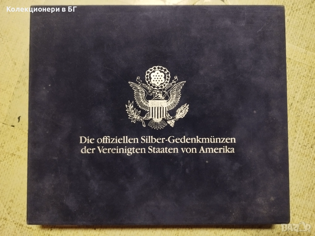 ВЕЛУРЕНА КУТИЯ ЗА СЪХРАНЕНИЕ НА МОНЕТИ /виж описанието/, снимка 1