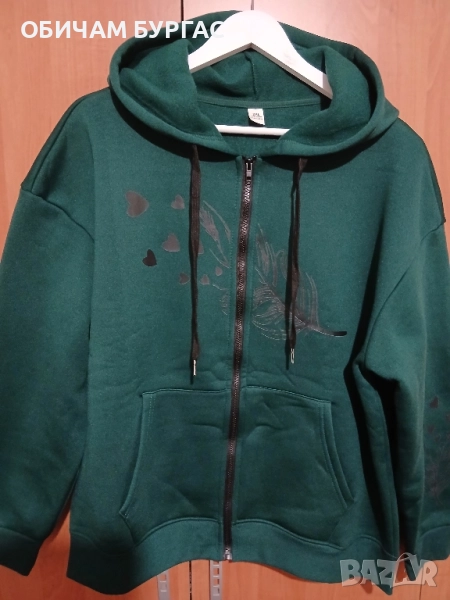 3xl НОВ ТОПЪЛ СУИТШЪР В МАСЛЕНО ЗЕЛЕН ЦВЯТ С ЦИП,КАЧУЛКА И ЩАМПА ОТПРЕД И НА ЛЕВИЯ РЪКАВ, снимка 1