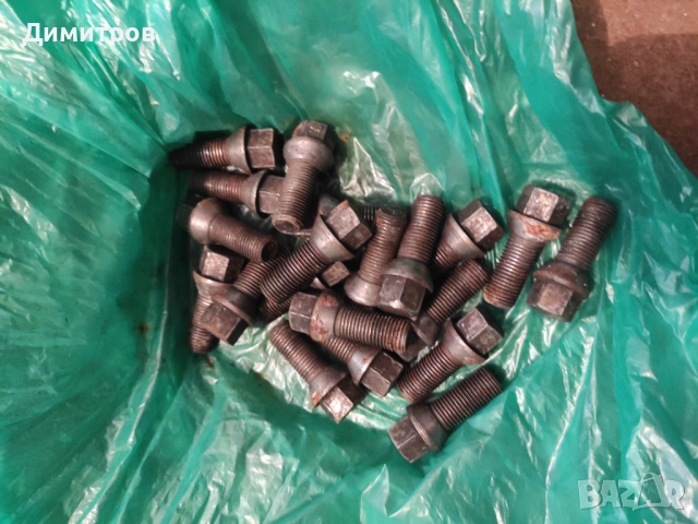 Части за Фолксваген Пасат - болтове, бензин помпа, компютър, комфорт модул, релета.