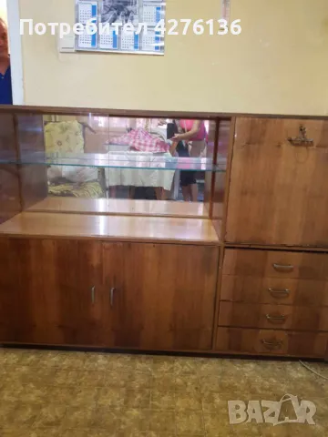 Стар масивен шкаф