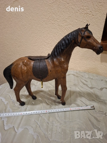 Статуетка на кон  с естествена конска кожа