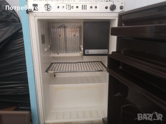Продавам хладилник на12v, 220v и на газ. Размери:шир. 55см.,вис.-84см.,дълб.-55см., снимка 3 - Хладилници - 52265977