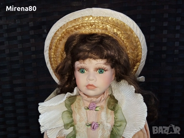 Колекционерска порцеланова кукла