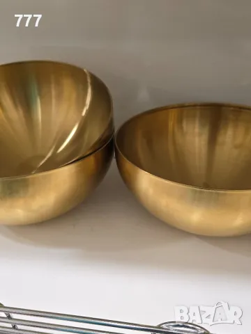 метални купи тенджери тави