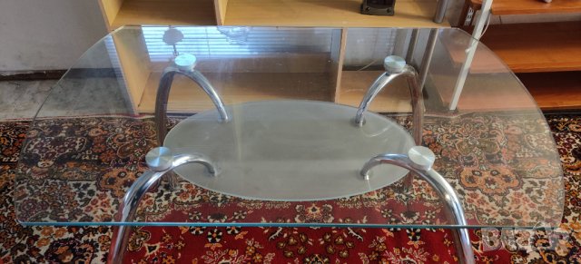 Стъклена маса с метални крака за хол или трапезария