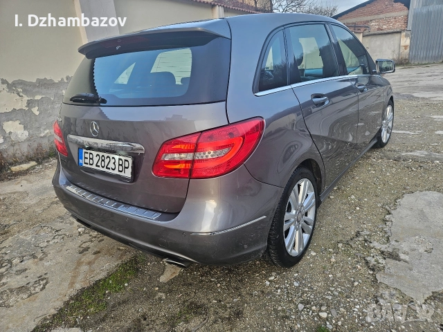 Mercedes B180 *КОЖА *ПОДГРЕВ *DISTRONIC * Park asist* Android auto&Carplay * KAMERA, снимка 7 - Автомобили и джипове - 52632583
