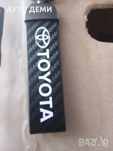 Карбон кожа ключодържател с емблема и надпис Тойота Toyota кола автомобил джип, снимка 2 - Аксесоари и консумативи - 47267709