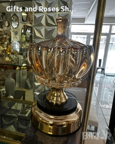 Стъклена бонбониера в кехлибарен цвят