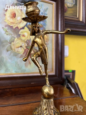 Бронзов / месингов свещник    Египтянка, която балансира върху сфера, поставена върху основа, снимка 2 - Други - 53689141