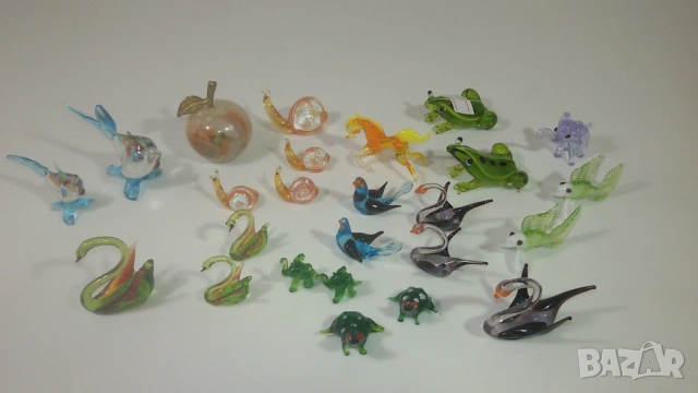 Лот миниатюрни стъклени животни и ябълка