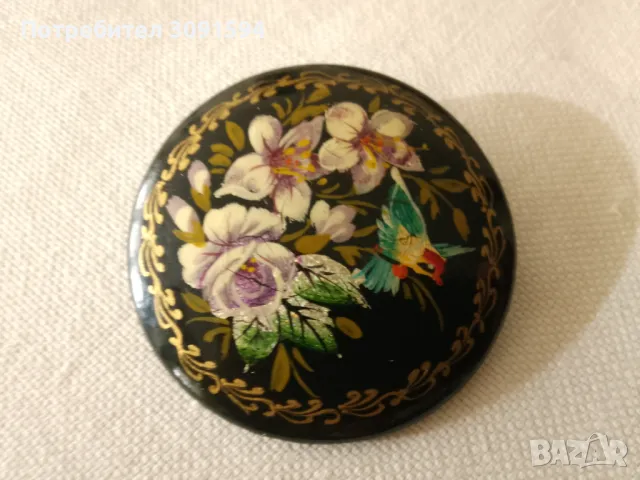Ръчно рисувана флорална лакирана брошка от Русия подписаната, снимка 5 - Антикварни и старинни предмети - 48395792
