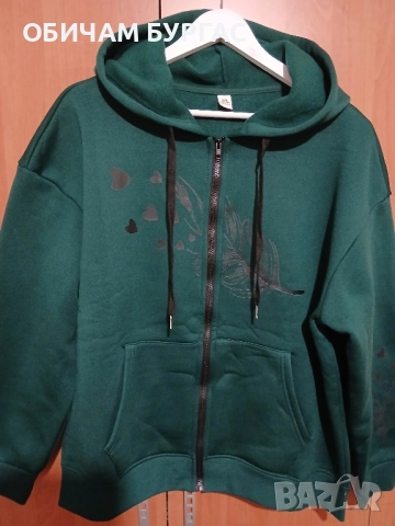 3xl НОВ ТОПЪЛ СУИТШЪР В МАСЛЕНО ЗЕЛЕН ЦВЯТ С ЦИП,КАЧУЛКА И ЩАМПА ОТПРЕД И НА ЛЕВИЯ РЪКАВ