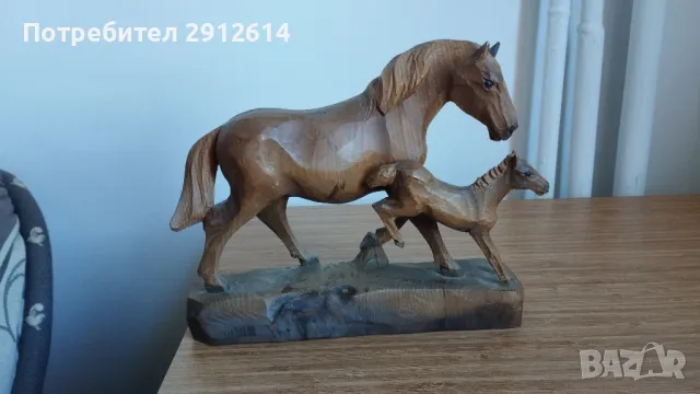 Фигурка кон от дърво