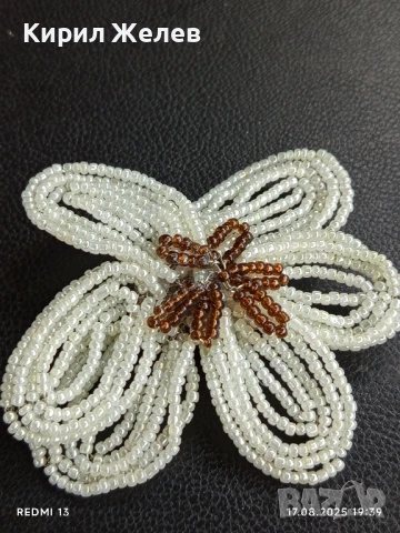 Много нежно бяло цвете изработено от стъклена мъниста подходящ аксесоар за сватба 48871