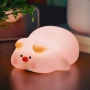 Мека гумена нощна лампа прасенце Pig LED Night Light – нежна светлина, която стопля сърцето, снимка 1