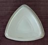 Триъгълно порцеланово плато на СИП, снимка 1 - Аксесоари за кухня - 42622774