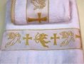 Бели хавлиени кърпи за кръщене с бродирани златни ангелчета и кръсчета от 💯%памук , снимка 2