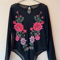 Черно мрежесто боди с дълъг ръкав и бродирани цветя 🌸, снимка 1 - Блузи с дълъг ръкав и пуловери - 44198704